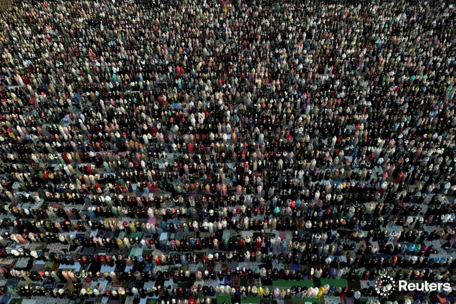 Reuters publikon pamjet  120 mijë besimtarë kremtuan Fitër Bajramin në Tiranë