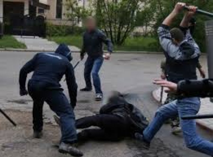 Sherr me sende të forta mes disa persoanve në Lezhë  plagoset një person