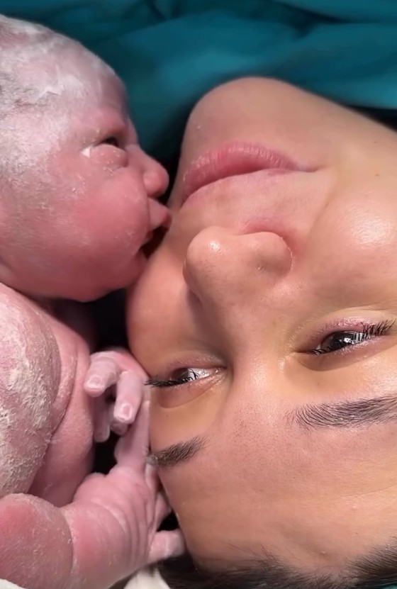 Bebi i porsalindur nuk ndalon së puthuri nënën 