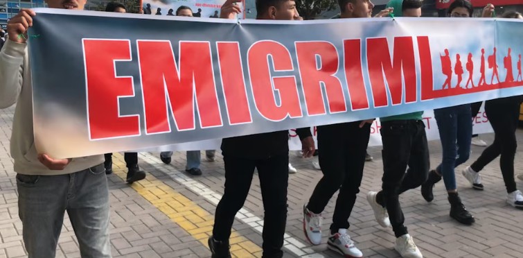 Nuk ndalet eksodi i të rinjtë  62  e emigrantëve nën 35 vjeç