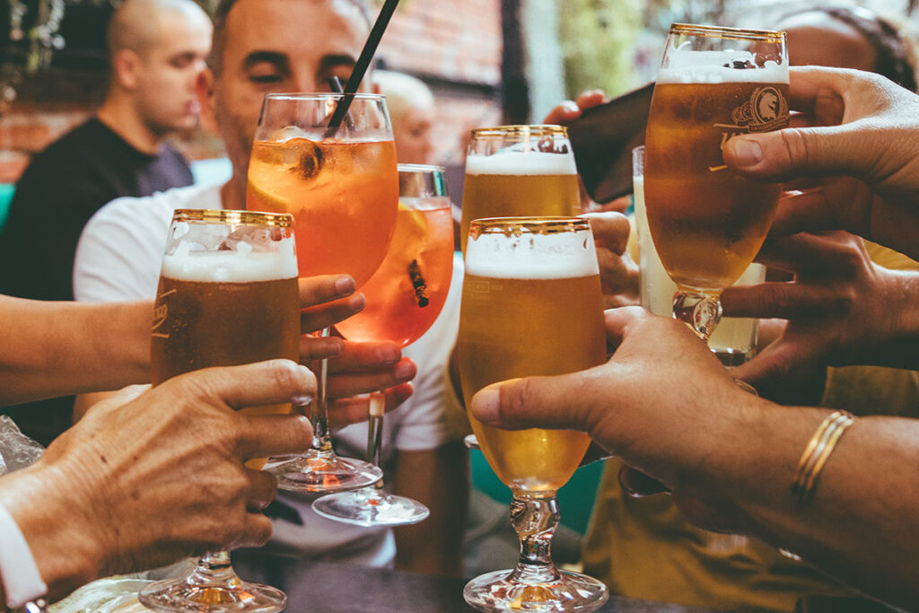 te-rinjte-shqiptare-po-i-kthejne-shpinen-alkoolit-baret-bosh-dhe-konsumi-ne-renie-te-lire