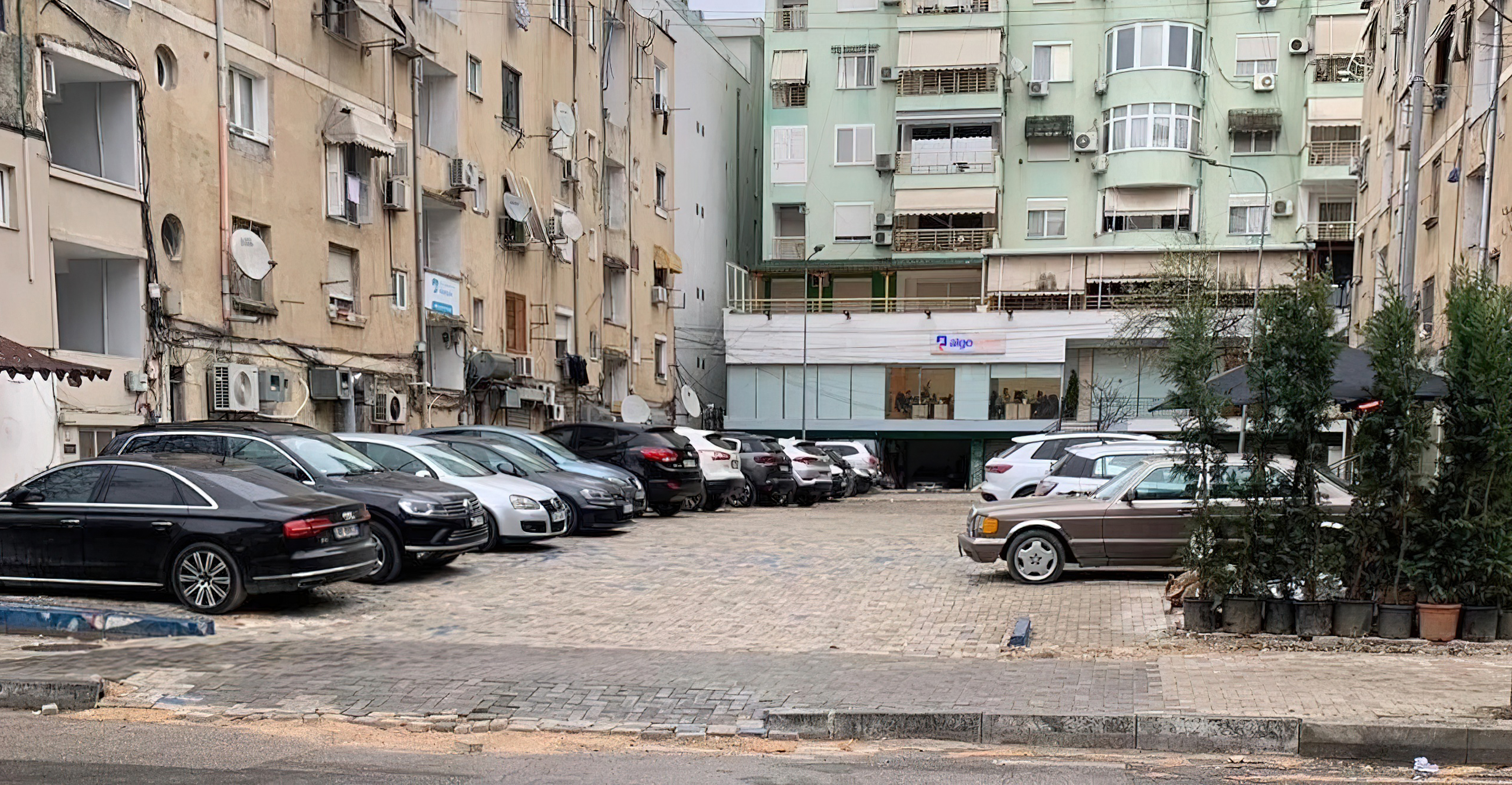  Çlirimi  i hapësirave  vetëm propagandë  Rikthehet parkingu abuziv tek  Petro Nini 