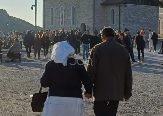 Të moshuarit e dashuruar shkojnë dorë për dore te kisha e Shna Ndout