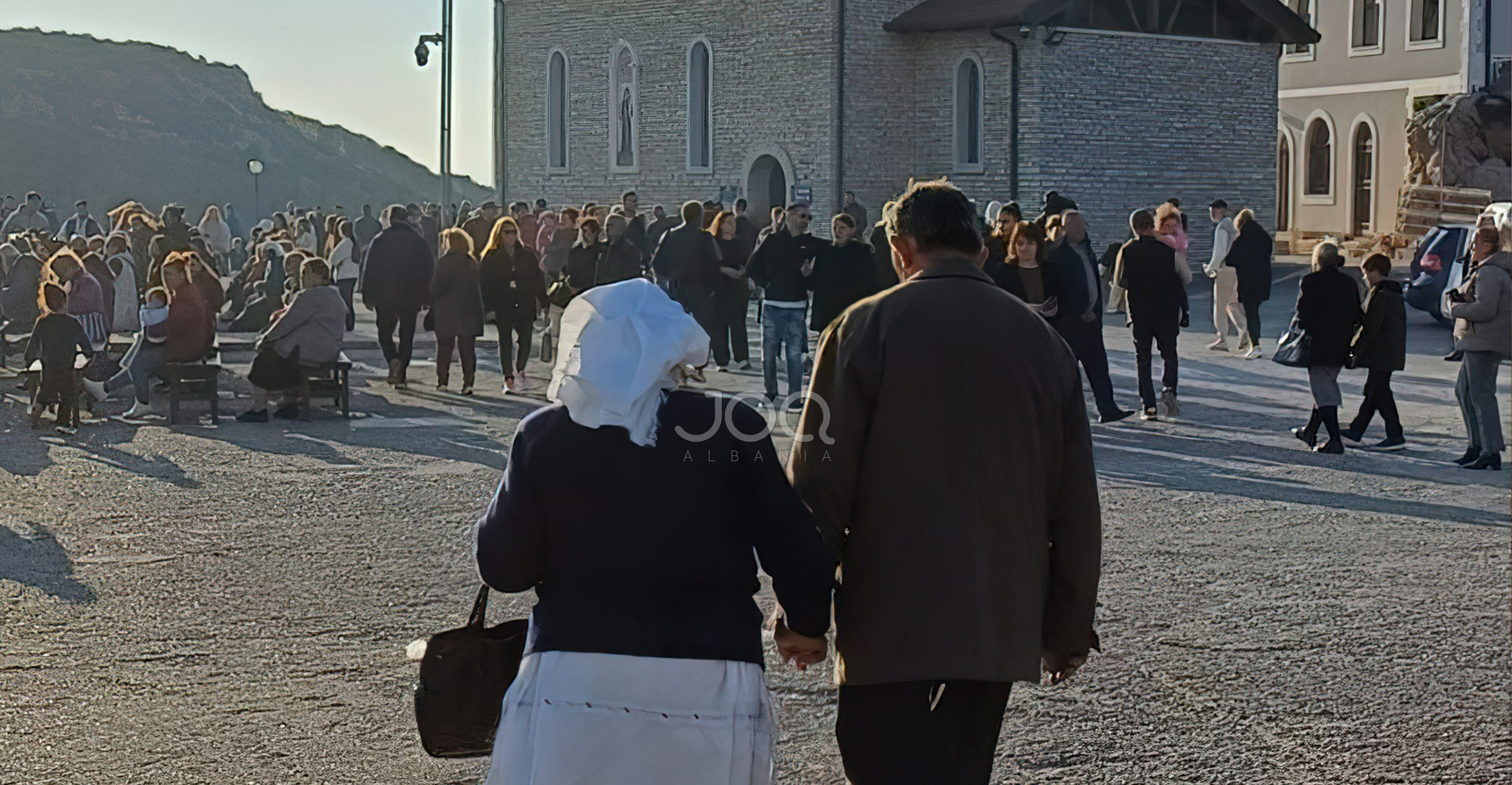 Të moshuarit e dashuruar shkojnë dorë për dore te kisha e Shna Ndout