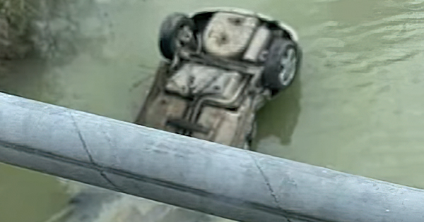 Aksident i frikshëm në Gramsh  Makina fluturon nga ura në Liqenin e Banjës