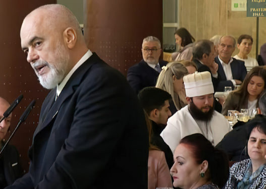 Mbaroi fushata, u mbyll kuzhina: Pse sivjet politikanët nuk po shtrojnë iftar?