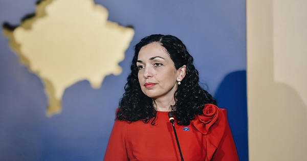 Kushtetuesja “ngrin” Kosovën: Pezullohet dekreti i Vjosa Osmanit