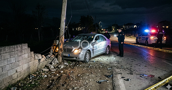 Përplaset me shtyllën dhe murin rrethues, humb jetën shoferi në Shkodër