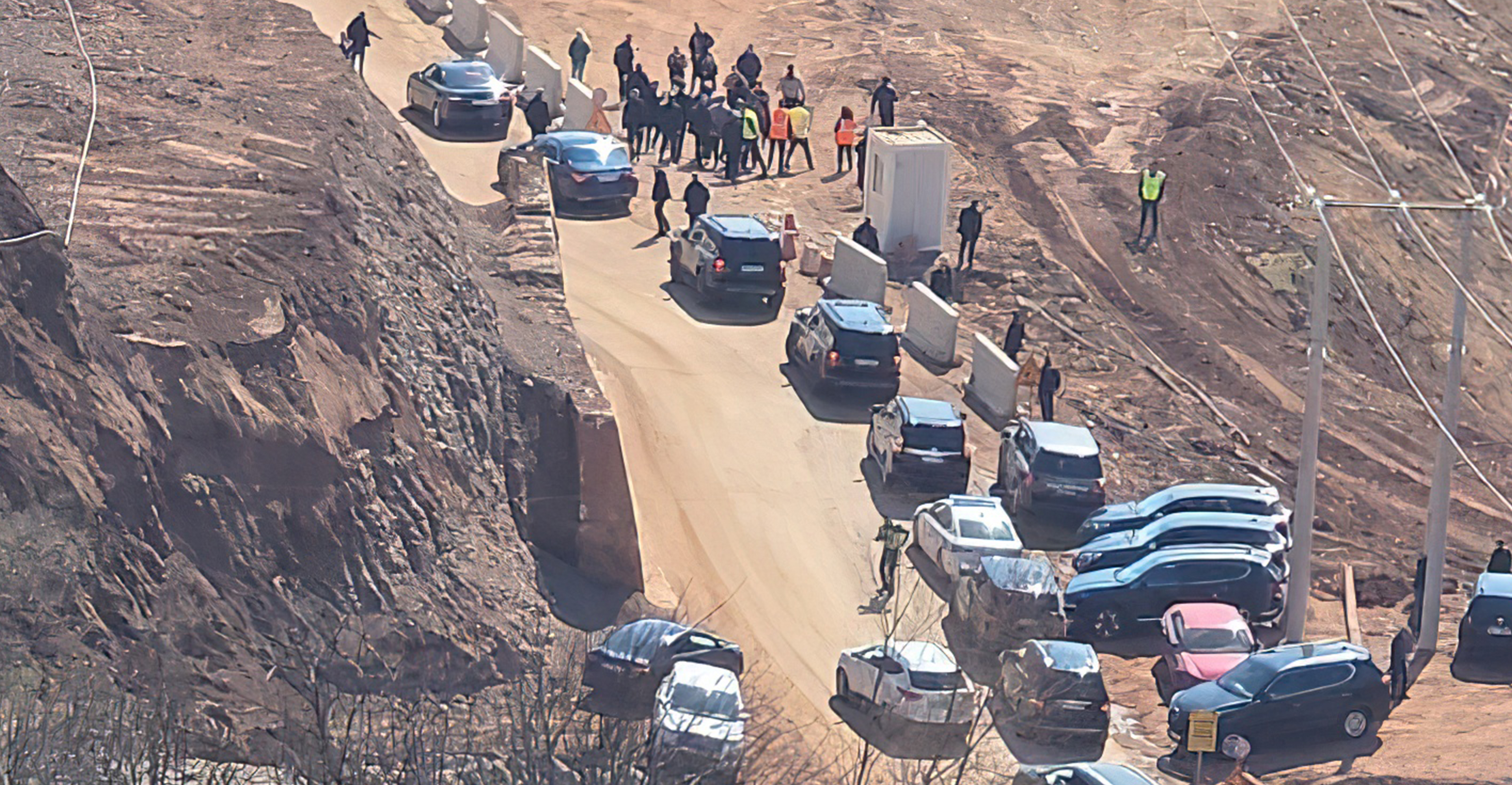 Më shumë makina zyrtare se ekskavatorë  Rama inspekton  gropën  11 ditore në Librazhd