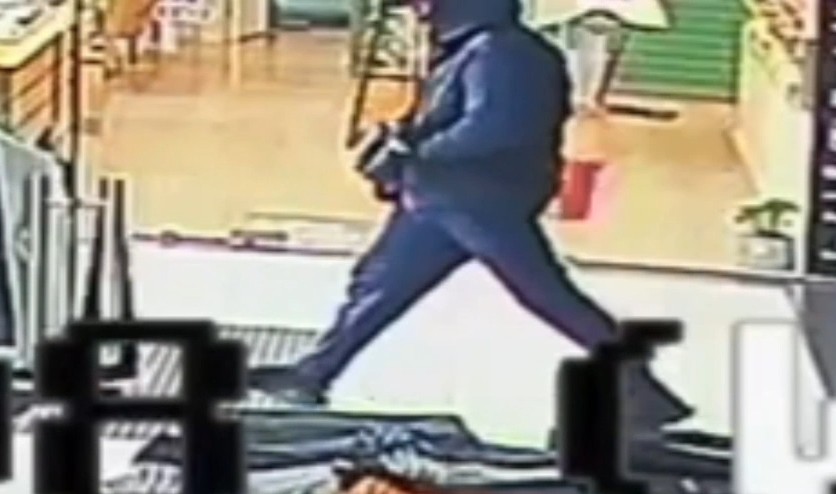 Me duar në xhepa  hajduti largohet i qetë pas grabitjes së Exchange në Concord