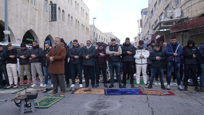 Izraelitët hedhin gaz lotsjellës ndaj besimtarëve që po falnin Bajramin💔