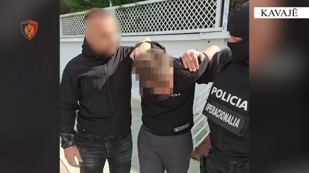 Terror në Kavajë  I riu kërcënoi klientët me armë dhe dhunoi pronarin e lokalit  kapet pas ndjekjes si nëpër filma