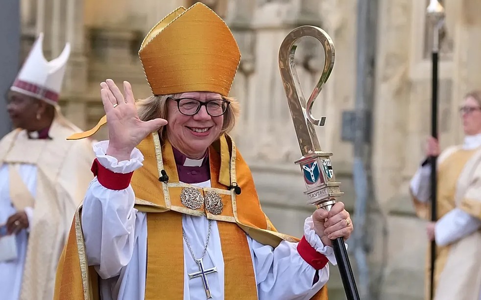Moment historik për Kishën e Anglisë  kurorëzohet Kryepeshkopja e parë femër