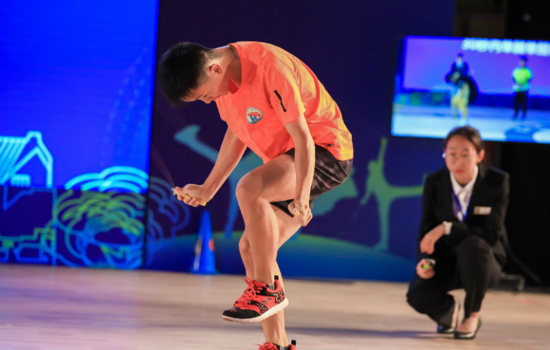 Rekordi i çmendur  Kinezi bën 228 kërcime me litar në 30 sekonda  duket si  motor 