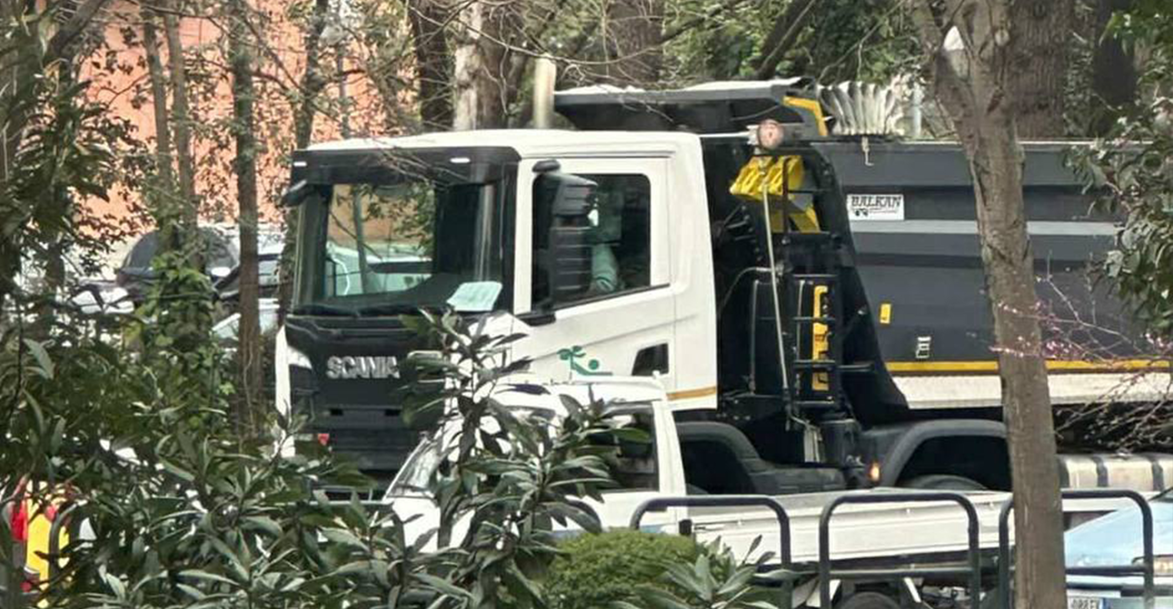 Kamionët me inerte lëvizin lirisht në mes të ditës në mes të qytetit, policia hesht