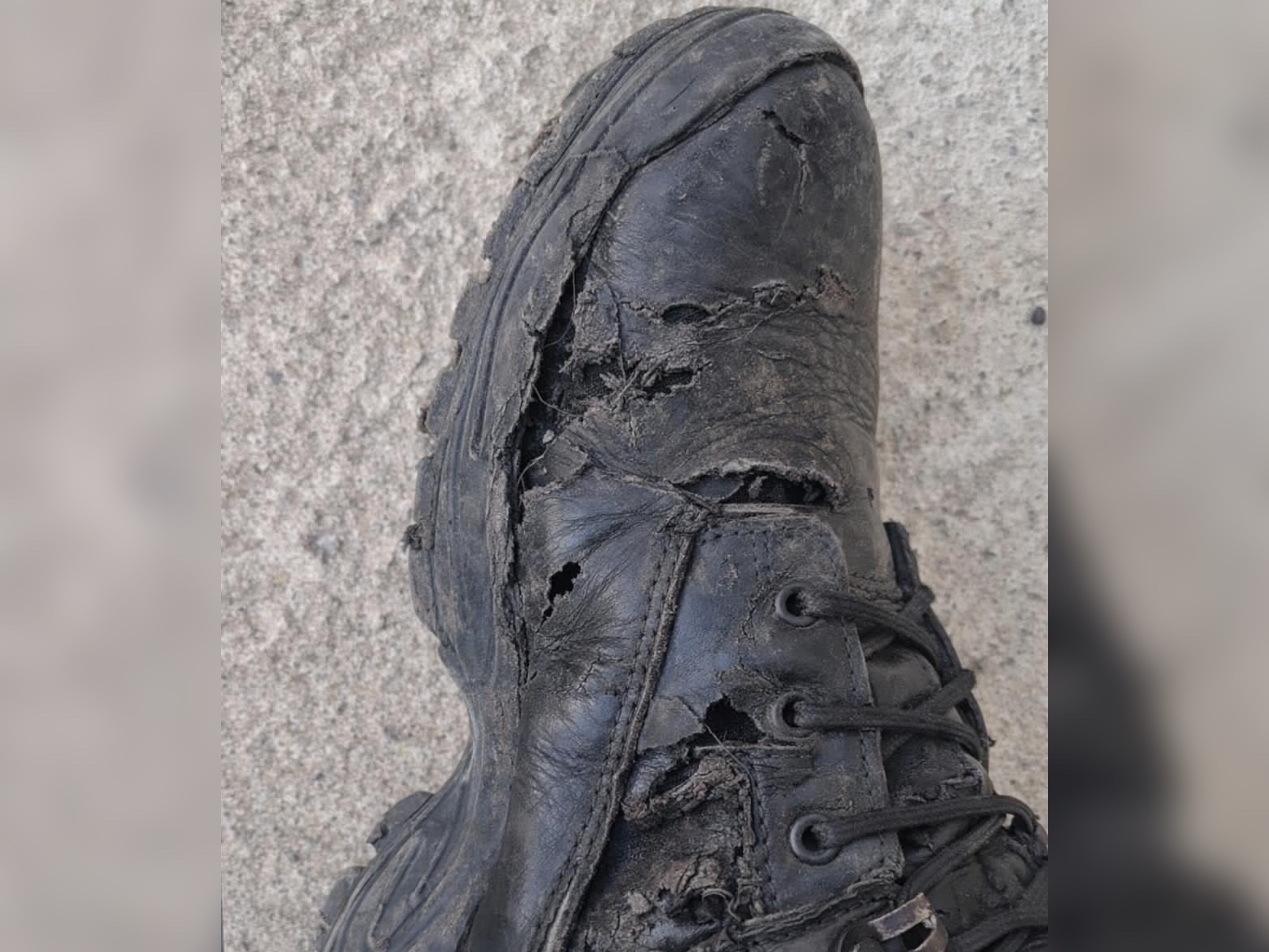 Ushtarakët në detyrë 24 7  por me uniforma të dëmtuara dhe këpucë të shqyera