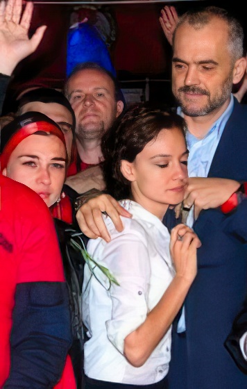 Pasi  Skëndërbeu  e dëboi   Mamica  proteston dhe bojkoton mbledhjen e grupit