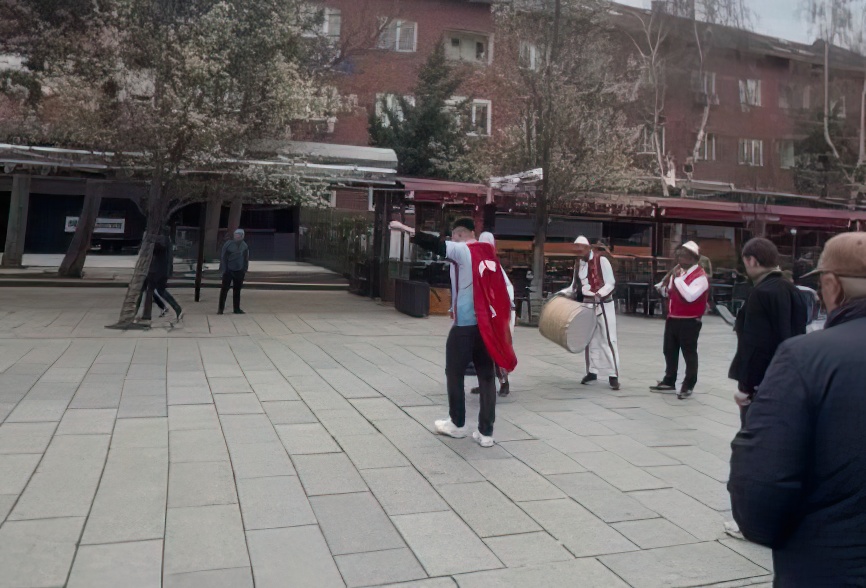 Tifozi turk e “kall” Prishtinën nën tingujt e daulleve shqiptare