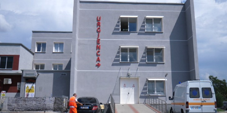 Vajza denoncon mjeket në spitalin e Elbasanit: Nëna ime humbi jetën nga pakujdesia!