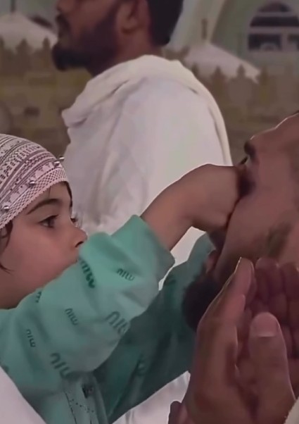 Duart e saj të vogla fshijnë lotët e babait gjatë lutjes në Qabe