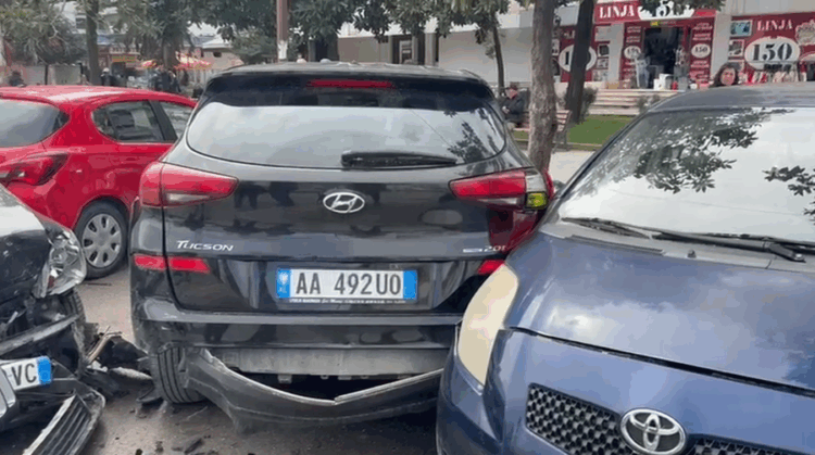 Aasidentohen 6 automjete në qendër të Vlorës