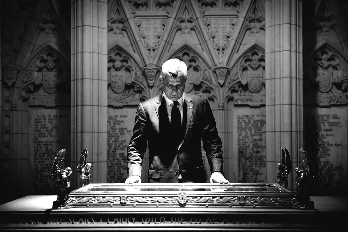 Artan Behrami publikon një foto të Hashim Thaçit: Po vjen…