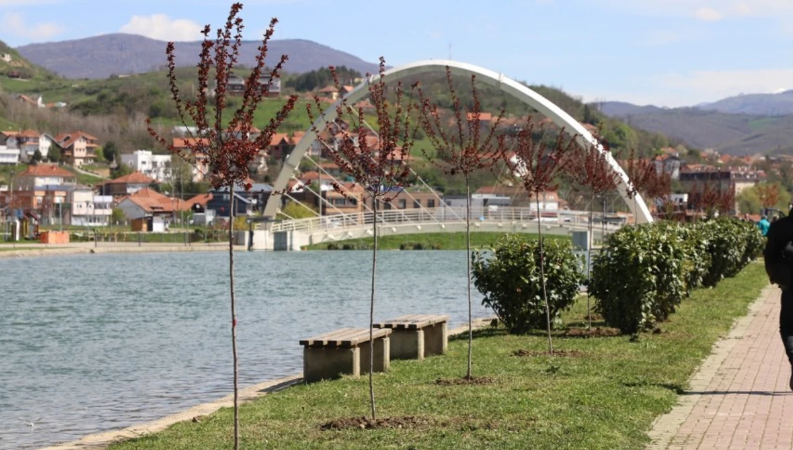 Bie një foshnje në Liqenin Akumulues në Mitrovicë