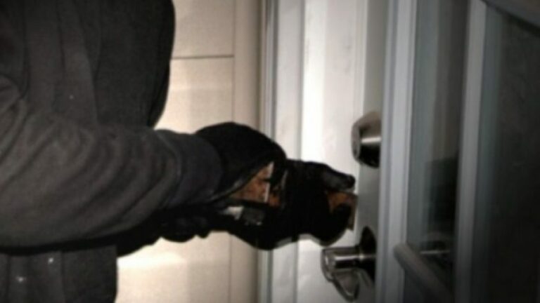 Vidhen 300 euro nga kasaforta e Xhamisë në Kamenicë