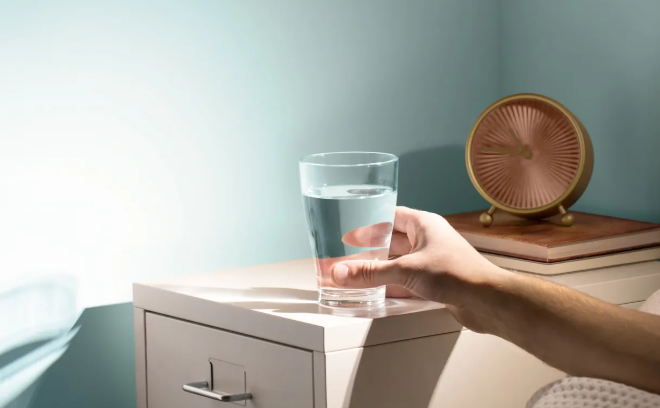 Pini ujë në mëngjes për shëndet më të mirë