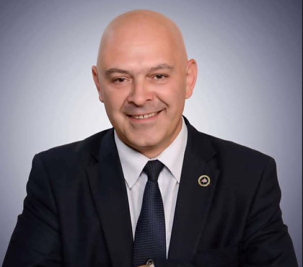 Kush është Ardian Gjini, kandidati i AAK-së për Kryeministër?