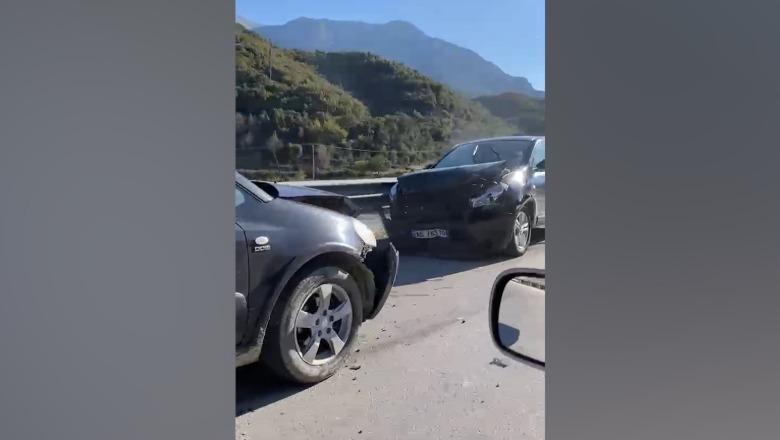 Përplasen dy automjete në Vlorë  lëndohen katër persona