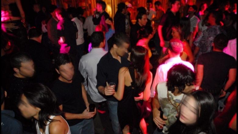 dhjetera-futbolliste-te-serie-a-ne-festa-me-eskorta-dhe-droge