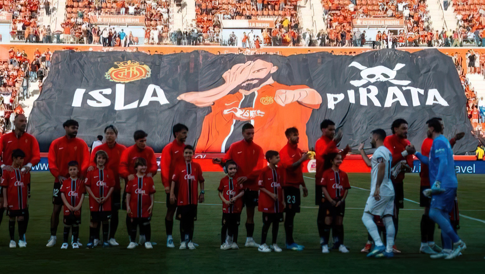  Ishulli i Piratit   tifozët e Mallorcas shpalosin banderolën gjigande për Vedat Muriqin