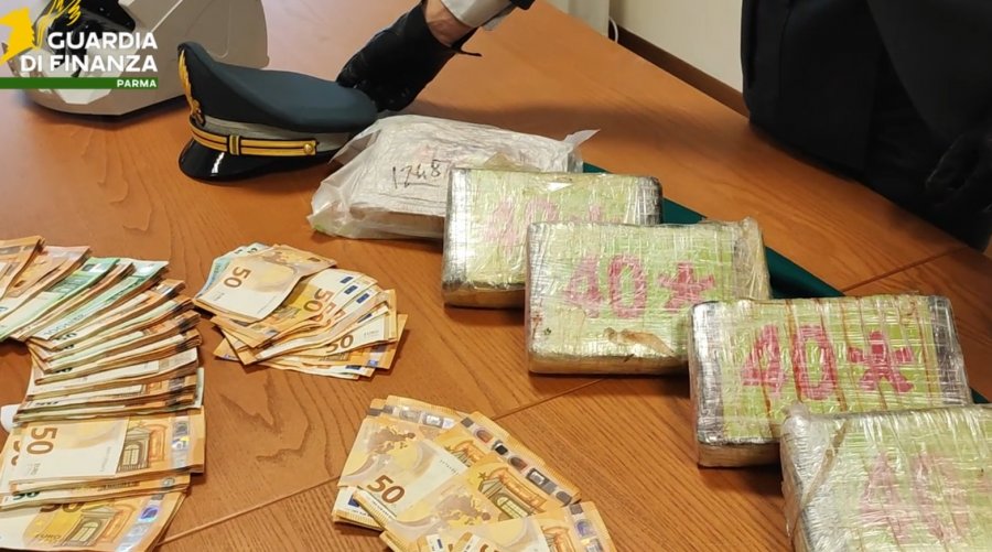  Proshutë    birrë  e  bukë   shqiptarët transportonin pakot me kokainë nëpër Itali