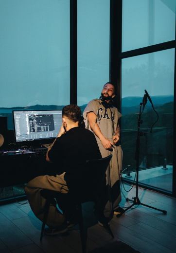 Gjesti paralajmëron rikthimin e fuqishëm, pozon krahë Gimbos