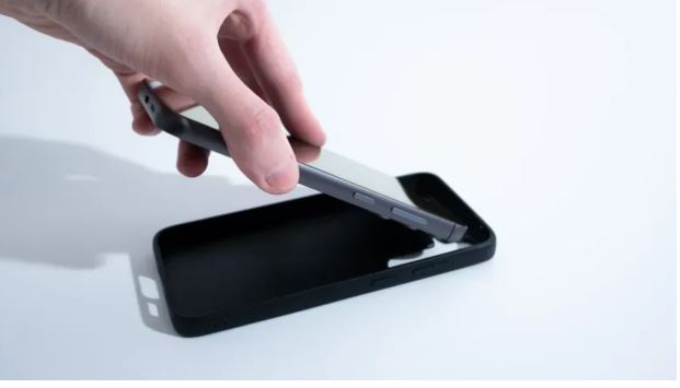 Pse duhet ta hiqni ‘maskën’ nga telefoni gjatë mbushjes të baterisë?