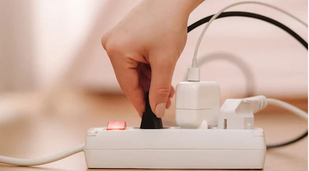 Nuk duhet t’i lidhni kurrë këto pajisje shtëpiake në një kabllo vazhduese