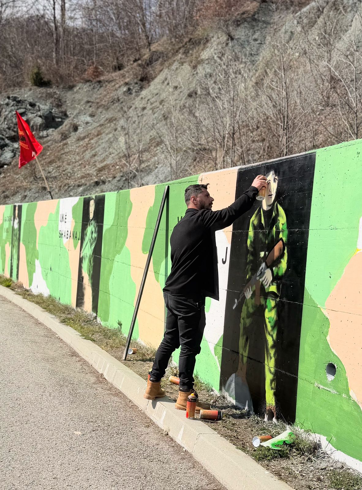 Artisti atdhetar i jep shpirt muralit kushtuar dëshmorëve të Koshares