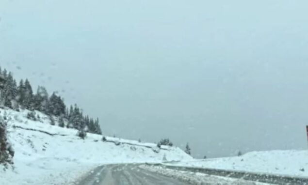 Borë e madhe në rrugën Pejë-Kullë, qarkullimi po bëhet me vështirësi