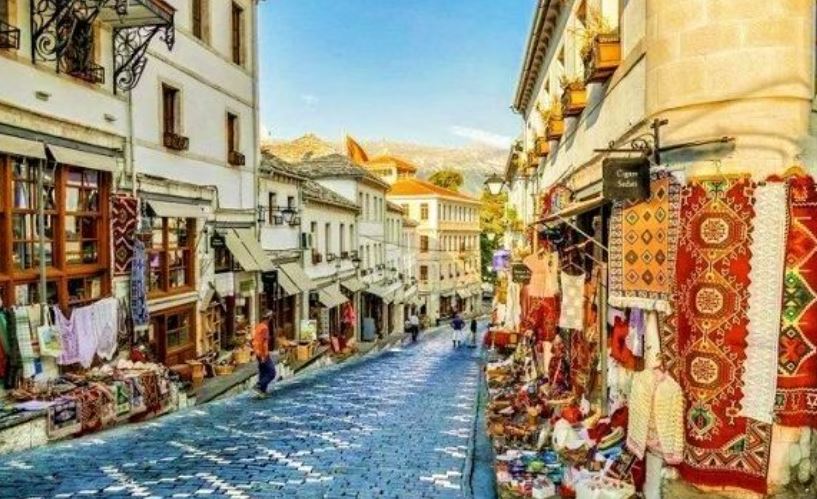 Kosovarët, turistët kryesorë në Shqipëri, përbëjnë 41% të totalit të hyrjeve