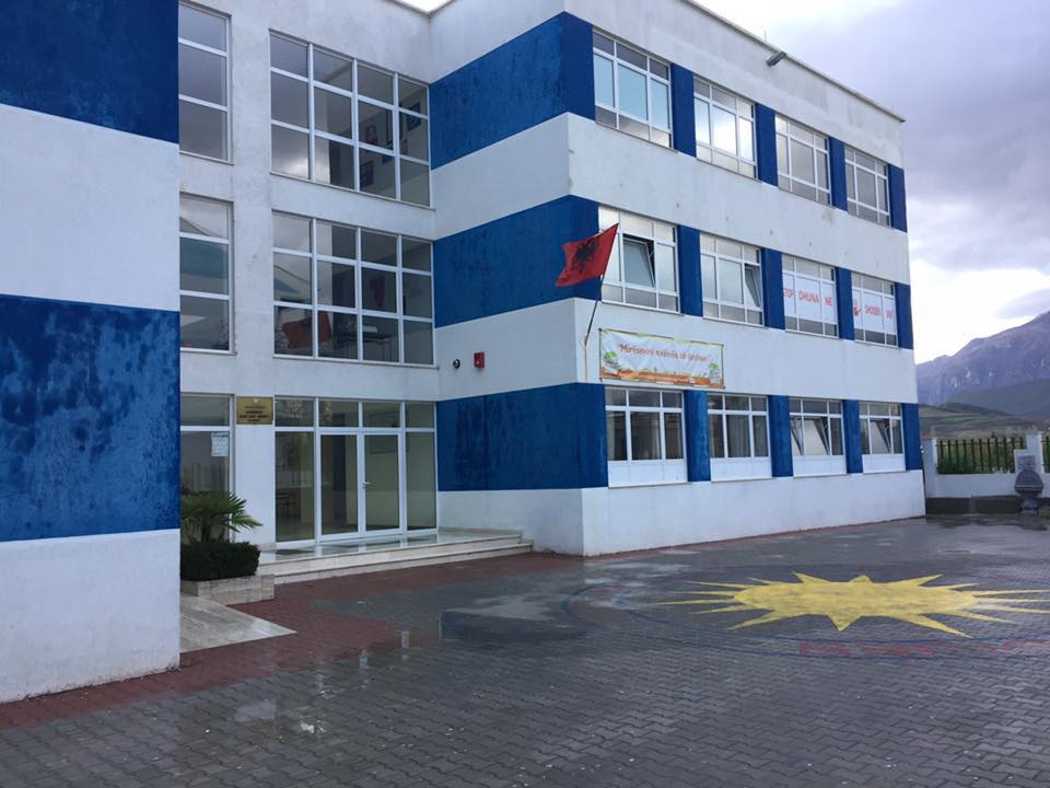  Një nxënës u godit brenda në klasë me karrige në kokë  ndaj autorit s u mor asnjë masë disiplinore 