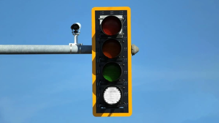 “Ngjyra e katërt” po vjen në semaforët në rrugët e Evropës, si po e ndryshon e bardha trafikun