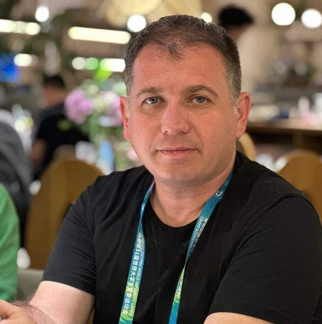 Fatihu  drejtori në Elbasan që u mori bukën nga dora nxënësve dhe e hodhi me shkelm