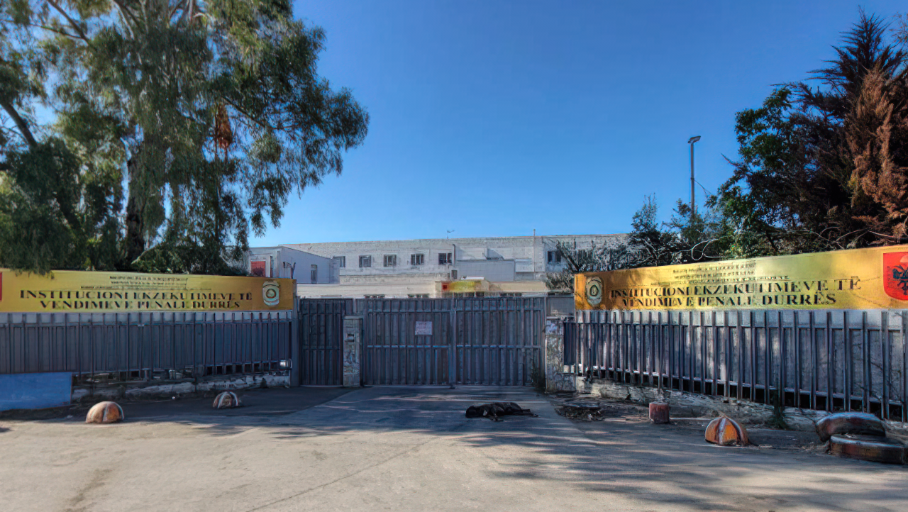  Barin  e mbështjell me natriban dhe fsheur në tru   familjari tenton t ia jap të burgosurit