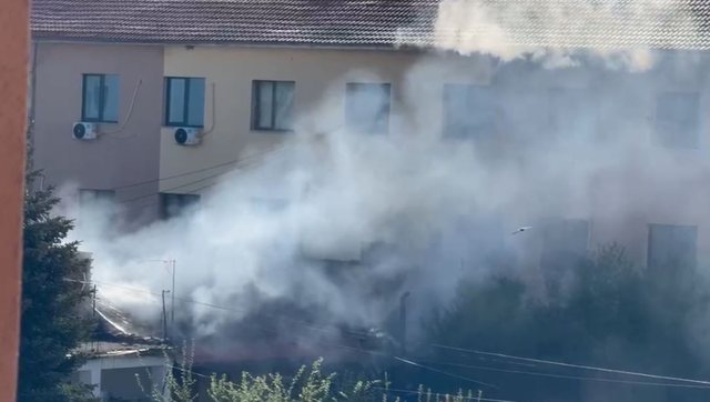 Përfshihet nga flakët një banesë në Korçë 