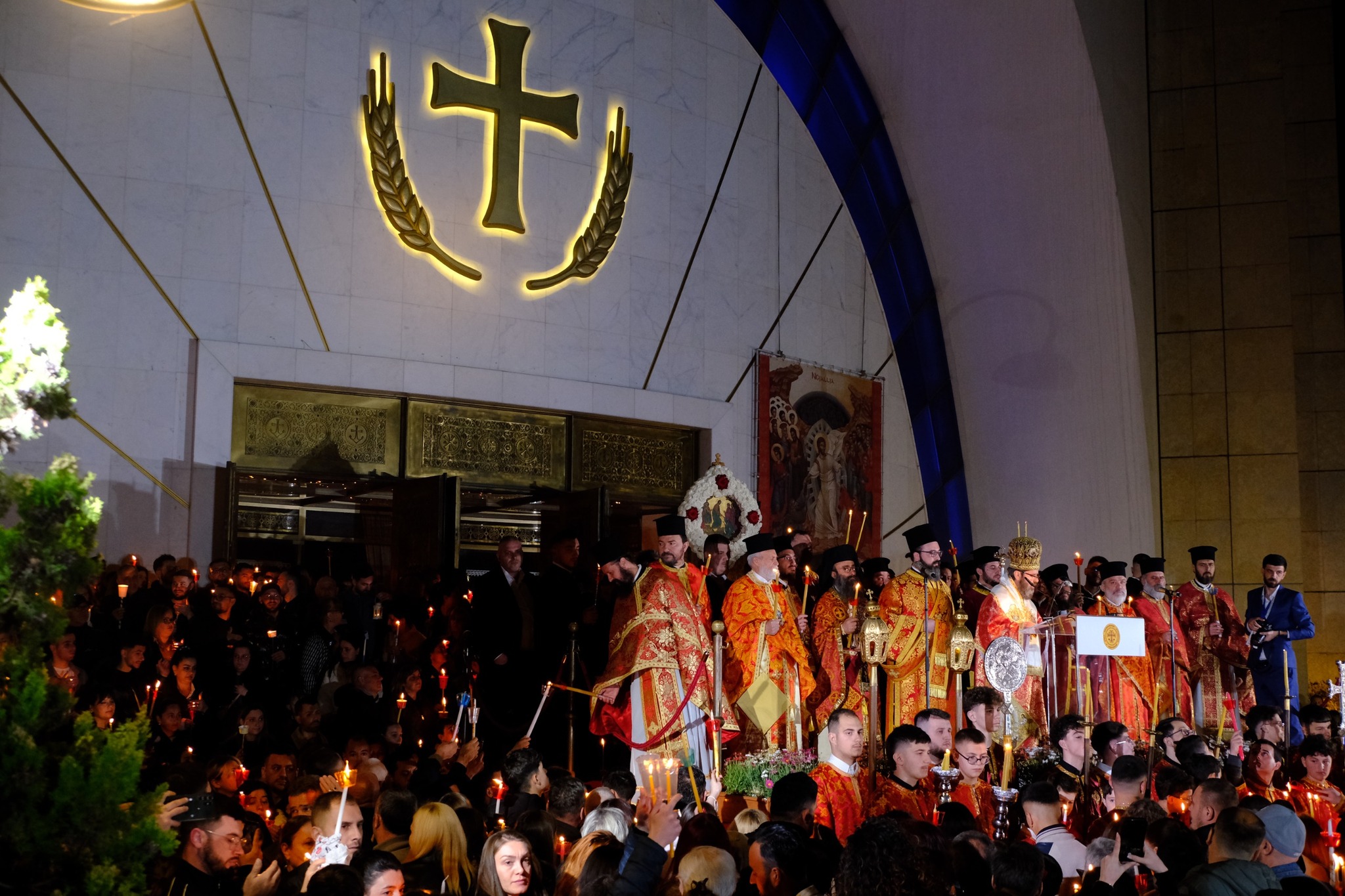 Pashkë në Tiranë  Katedralja  Ngjallja e Krishtit  mbushet me lutje dhe dritë