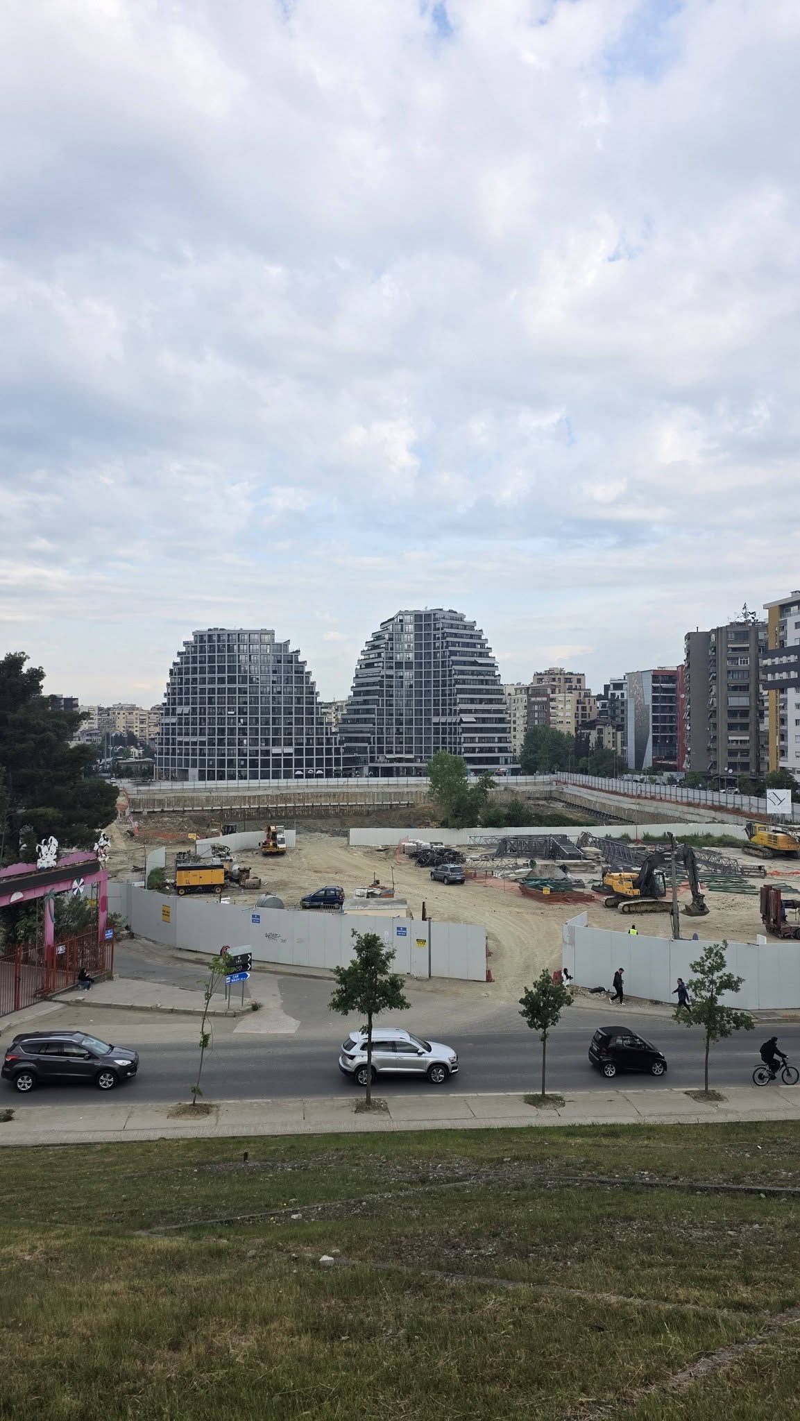 Kullë e re mbi liqen! Nga premtimet e Erion Veliajt te realiteti i zaptimit me beton