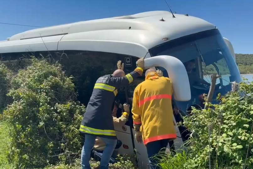 Autobusi me nxënës del nga rruga në Zvërnec