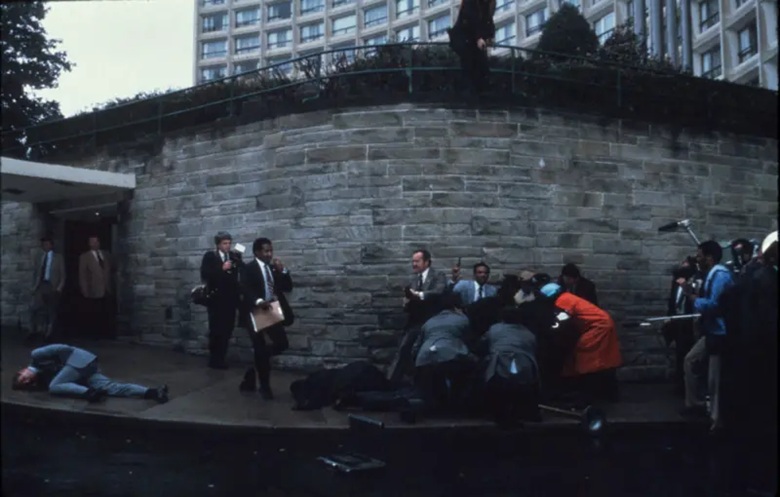 Të shtënat në darkën e Trump  sulmi ndodhi aty ku u plagos Reagan 45 vite më parë