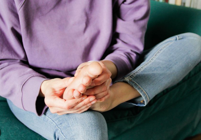 Era e këmbëve? Ja pse nuk është vetëm djersitja arsyeja për aromën e keqe